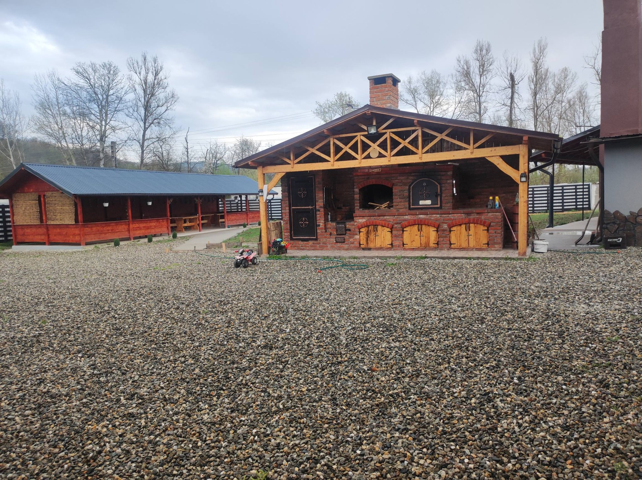 Curte, foișor și zonă de grătar la Casa La' Codruț