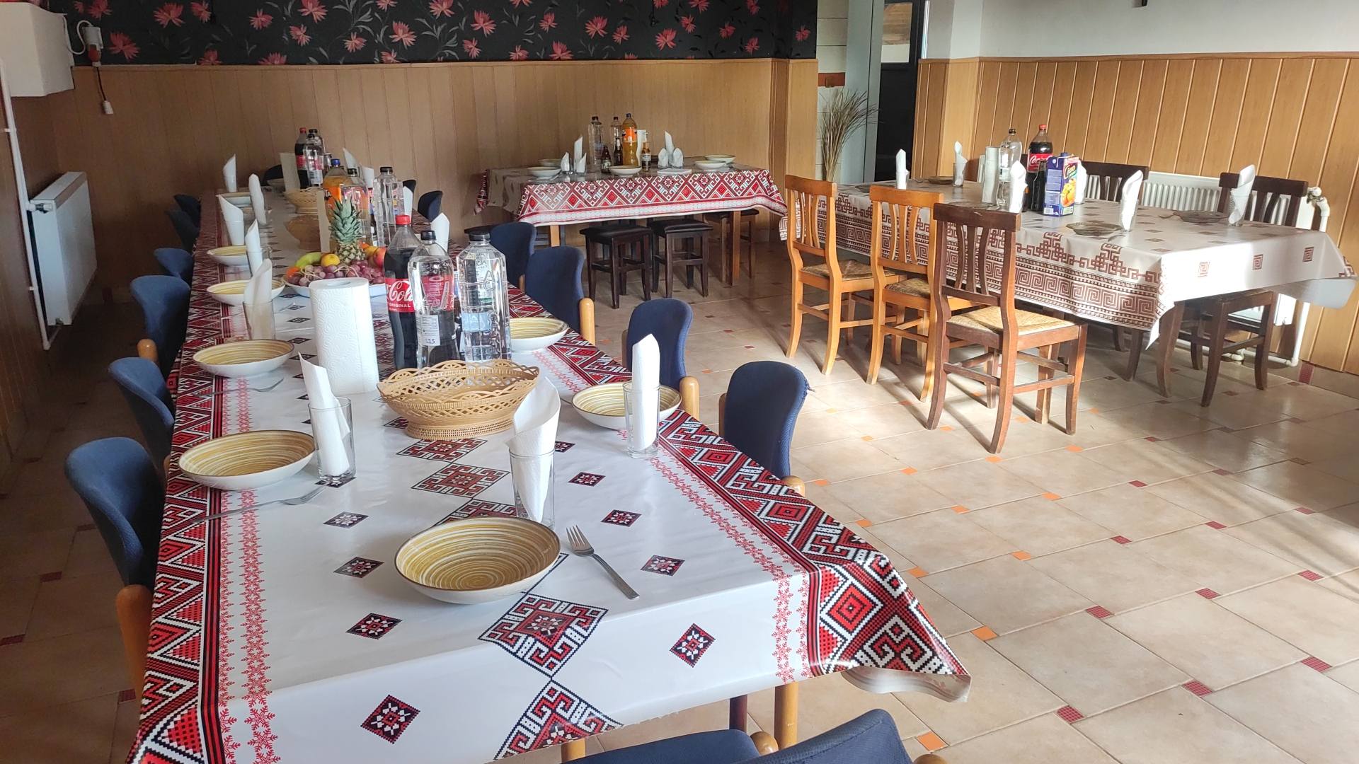Sala de mese și zona comună din pensiunea Casa La' Codruț